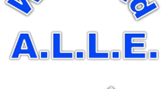 Text in blauer Schrift auf wei&szlig;em Hintergrund, bestehend aus den Buchstaben "A.L.L.E." und weiteren dekorativen Elementen.