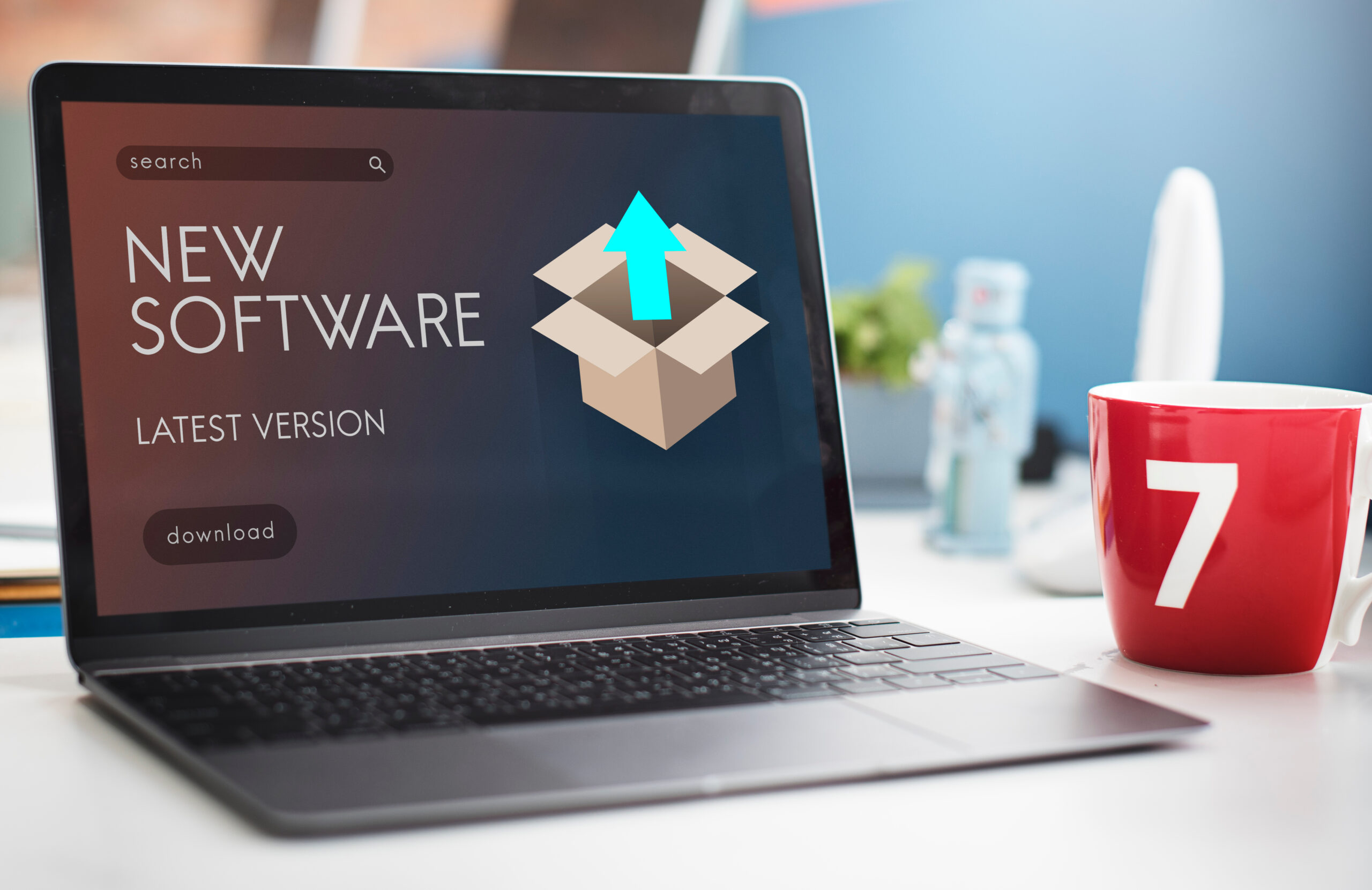 Laptop mit Bildschirm, der eine Software-Download-Anzeige zeigt, daneben eine rote Tasse mit der Zahl 7.