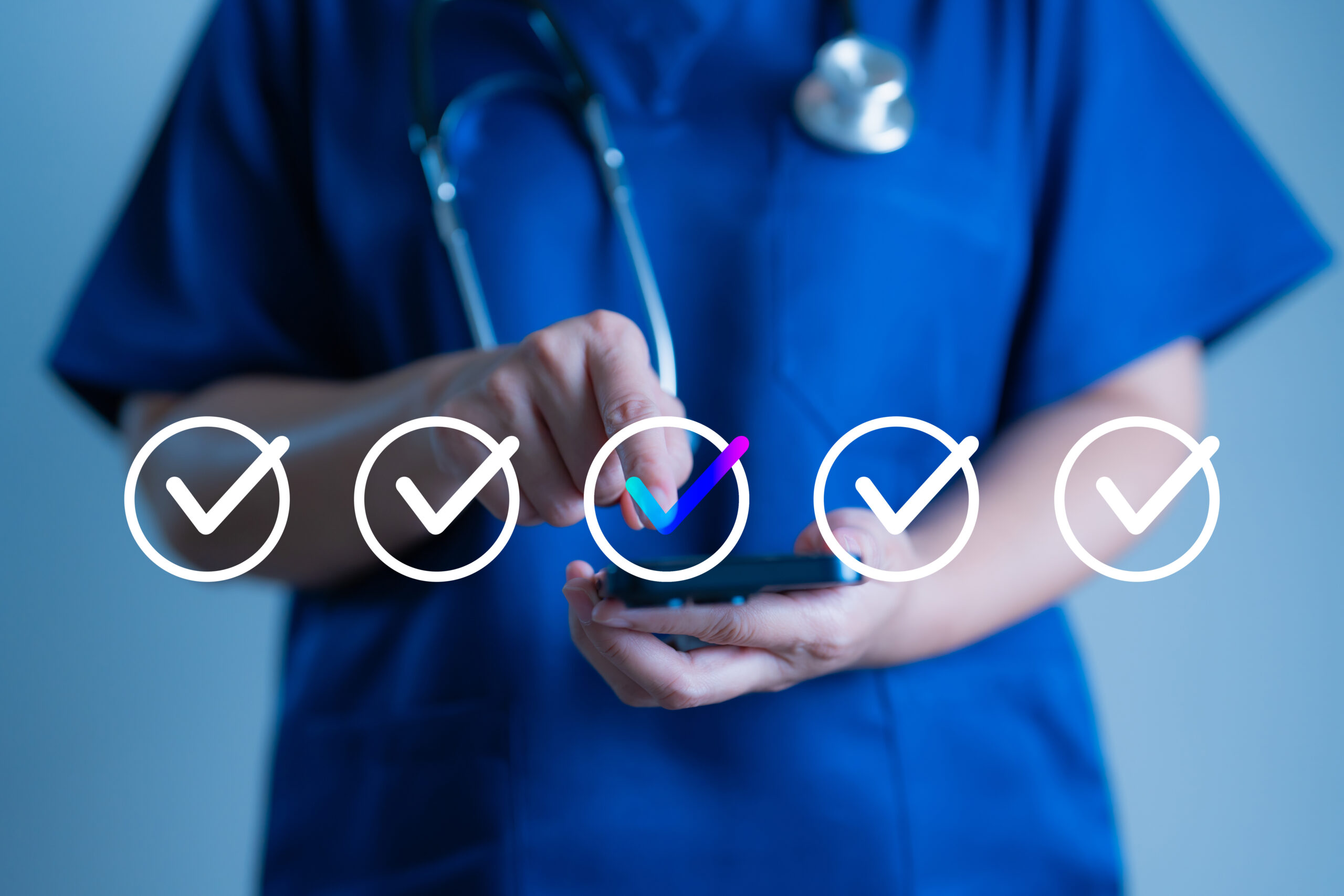 Eine Person in blauer Arbeitskleidung nutzt ein Smartphone, w&auml;hrend sie auf eine Checkliste zeigt.