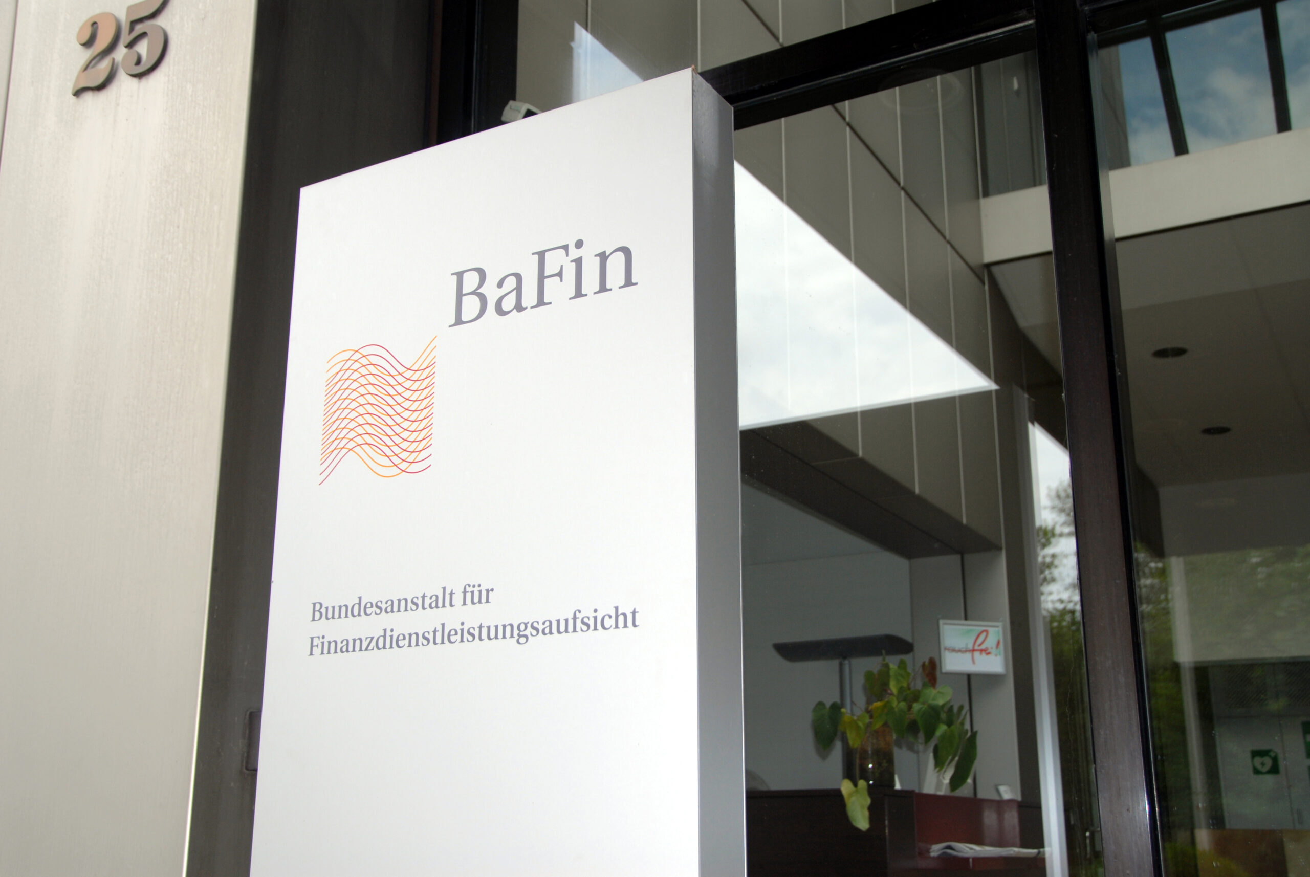 Schild der BaFin, Bundesanstalt f&uuml;r Finanzdienstleistungsaufsicht, an einem modernen B&uuml;rogeb&auml;ude.