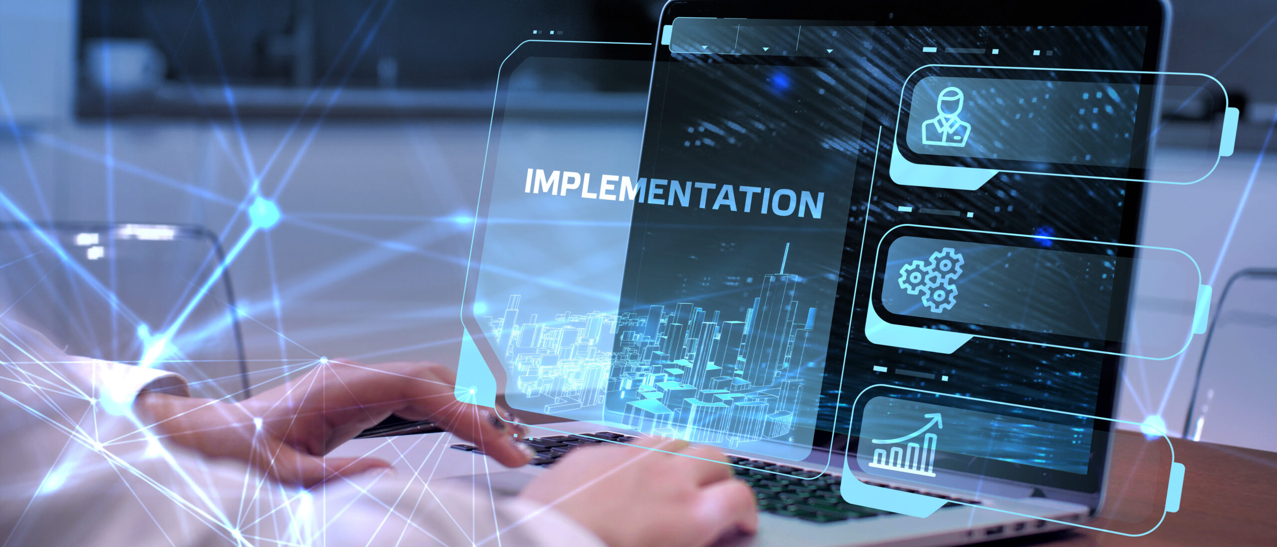 Ein Laptop zeigt das Wort "IMPLEMENTATION" und digitale Symbole f&uuml;r Benutzer, Einstellungen und Datenanalyse.